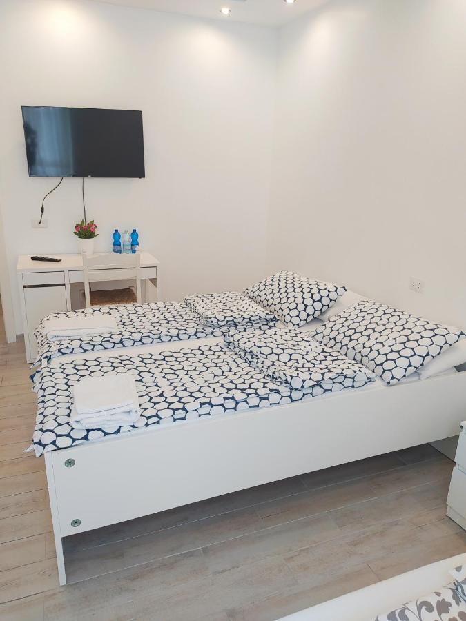 Modern Room With Private Bathroom Trento Bagian luar foto