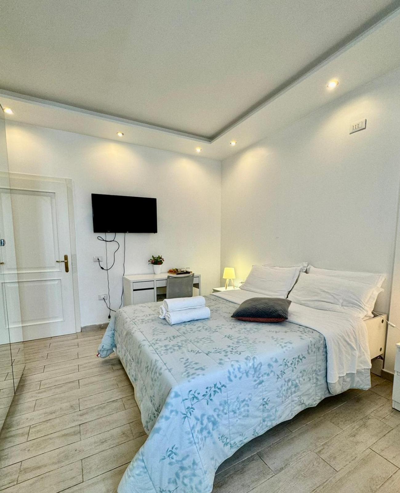 Modern Room With Private Bathroom Trento Bagian luar foto