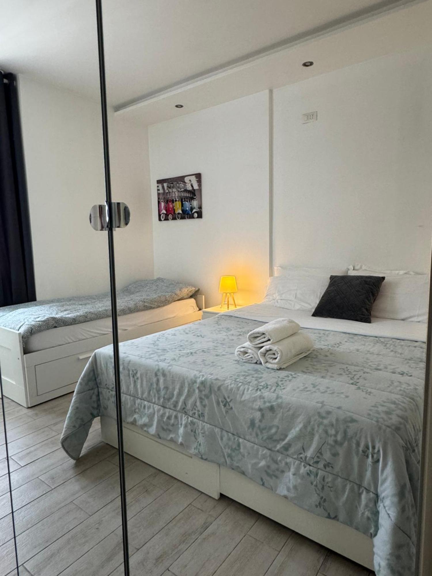 Modern Room With Private Bathroom Trento Bagian luar foto